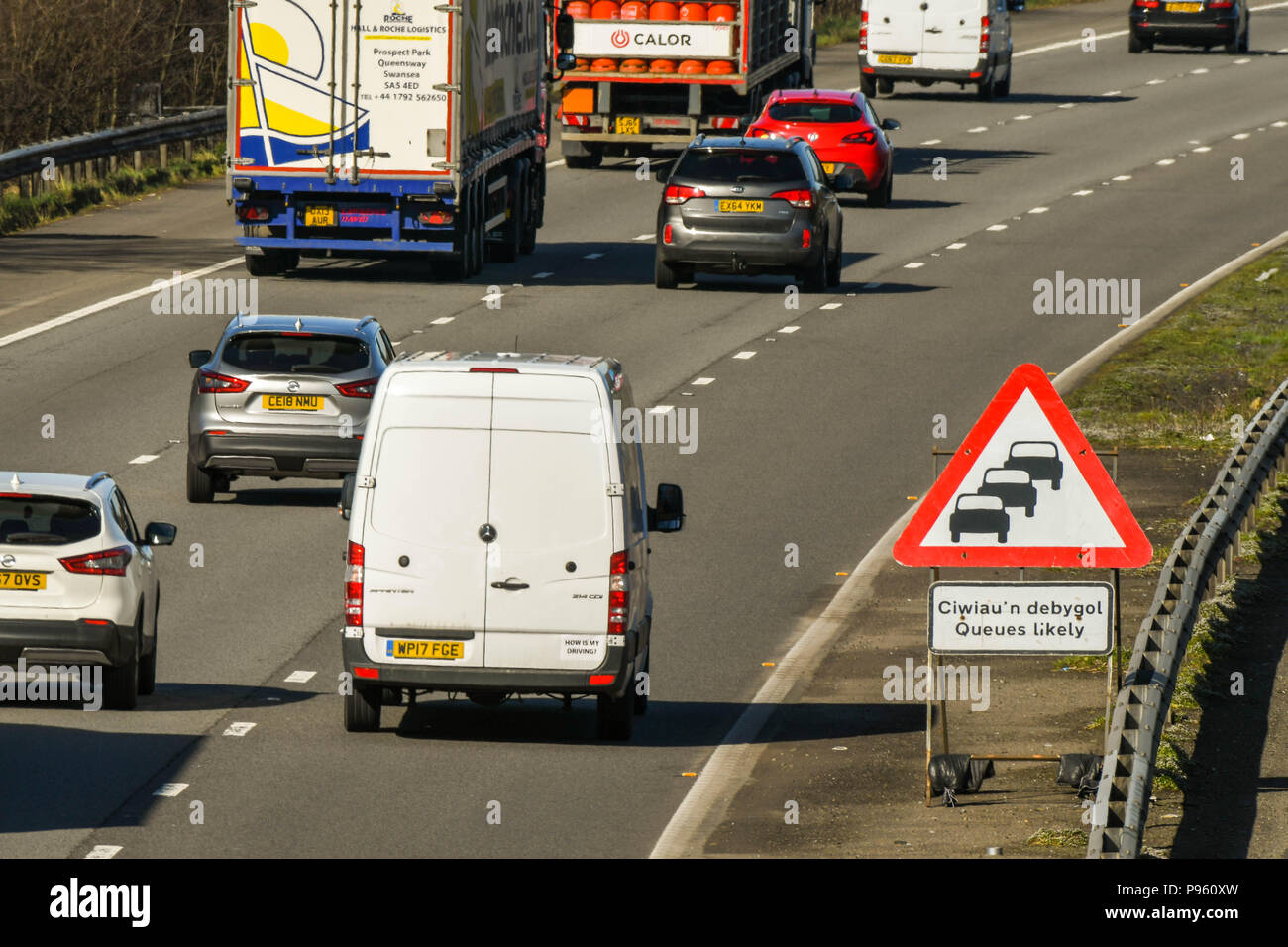 Der Verkehr auf der Autobahn M4, eine in der Nähe der Ausfahrt 34 an miskin am Stadtrand von Cardiff Stockfoto