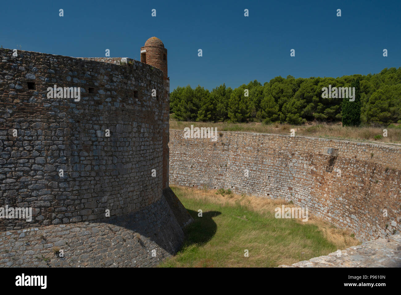 Teil der mittelalterlichen Stadtbefestigung von Chateau Salse, in den Pyrenees Orientales, Frankreich. Stockfoto