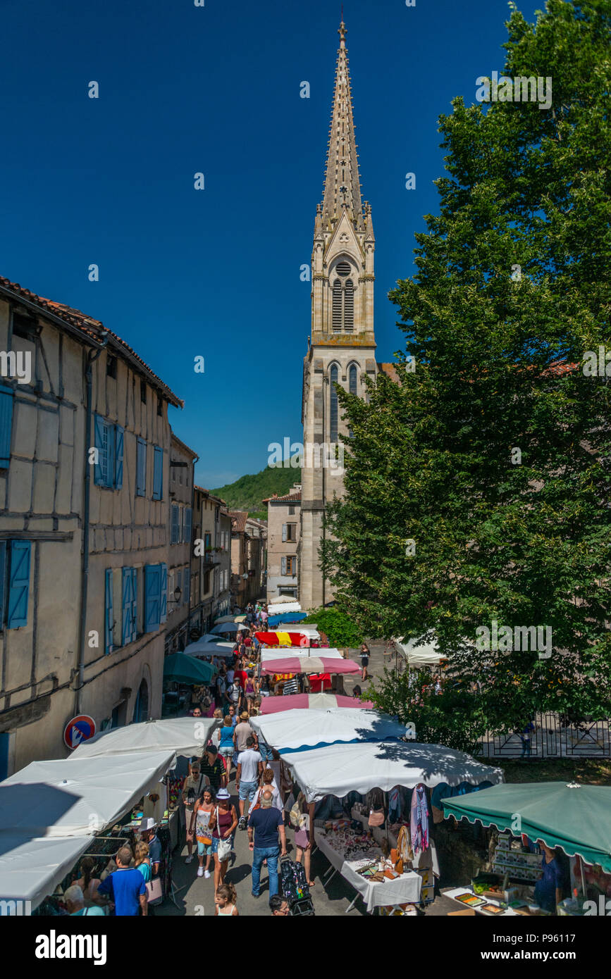 Markttag in das mittelalterliche Dorf von Saint-Antonin Noble Val, in der Aveyron, Royal, Frankreich. Die Kirche von Saint Antonin im Hintergrund. Stockfoto