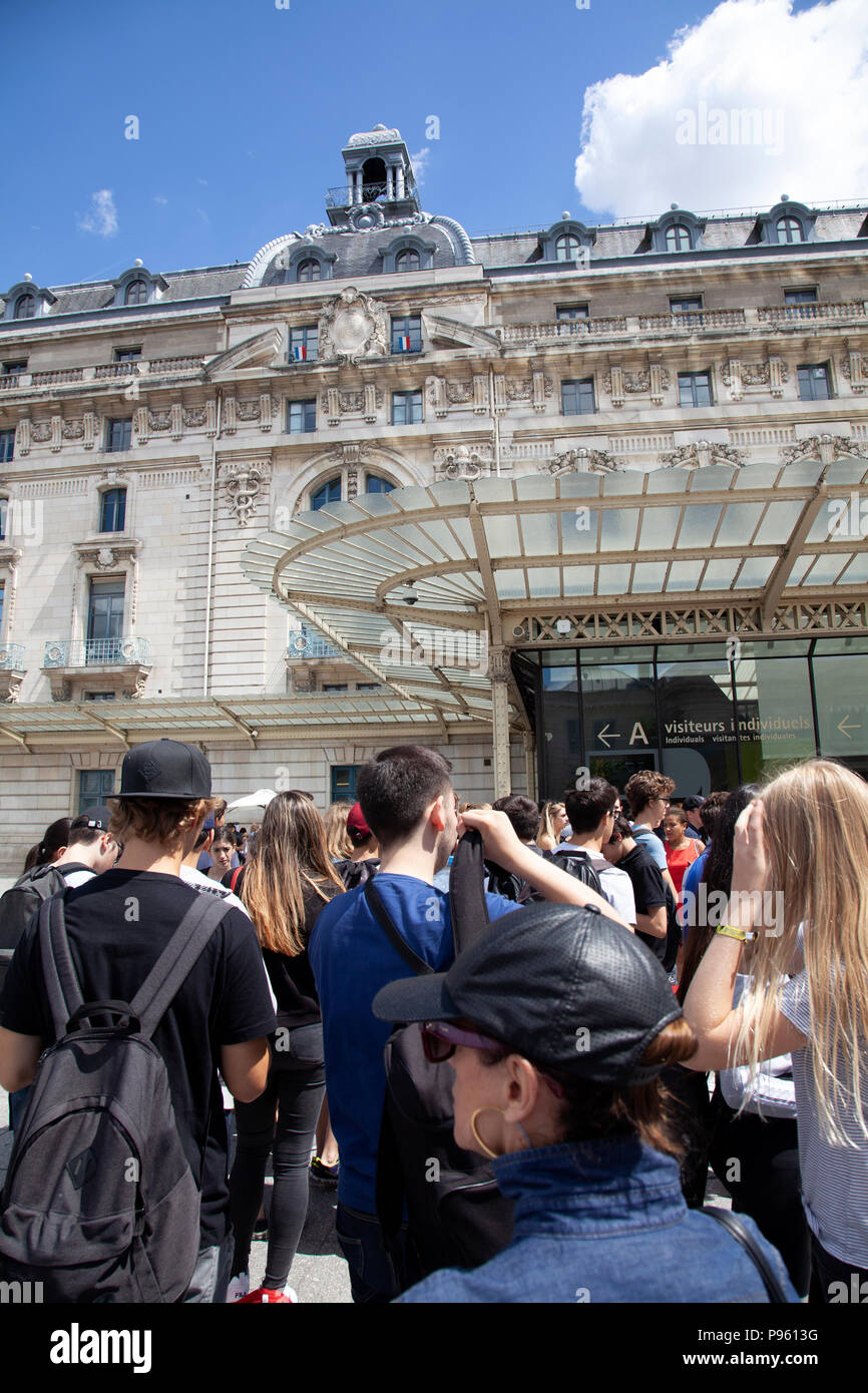 Musee D'Orsay Museum mit Besucher Warteschlangen - Paris, Frankreich Stockfoto