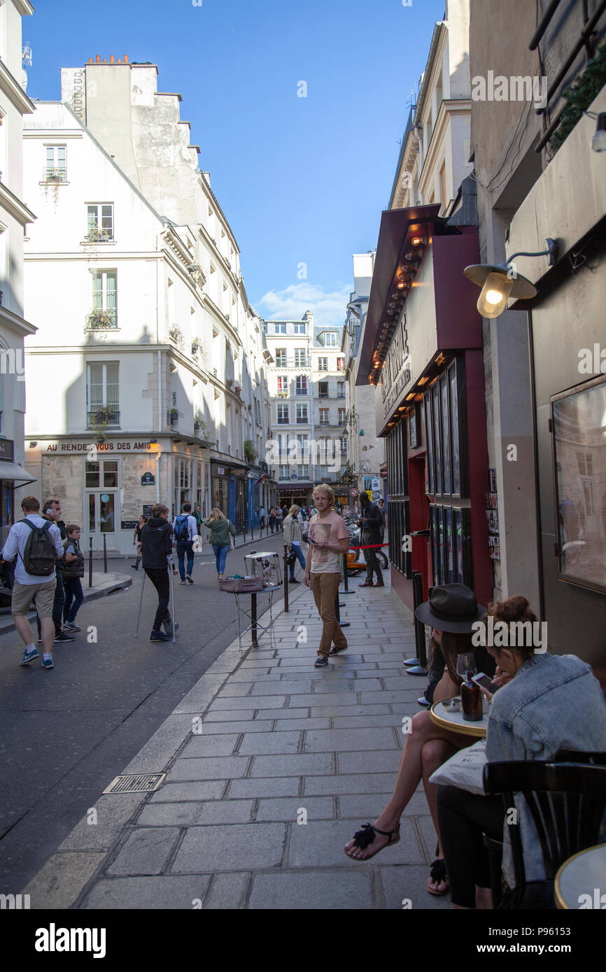 Die Menschen in der Rue Sainte Croix De La Bretonnaire in Paris, Frankreich Stockfoto