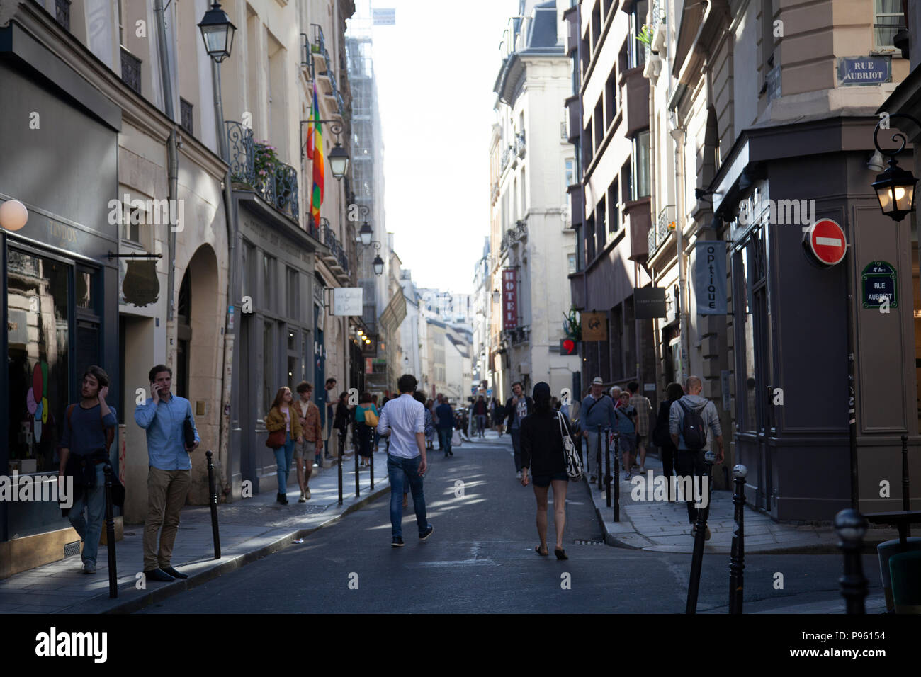 Die Menschen in der Rue Sainte Croix De La Bretonnaire in Paris, Frankreich Stockfoto