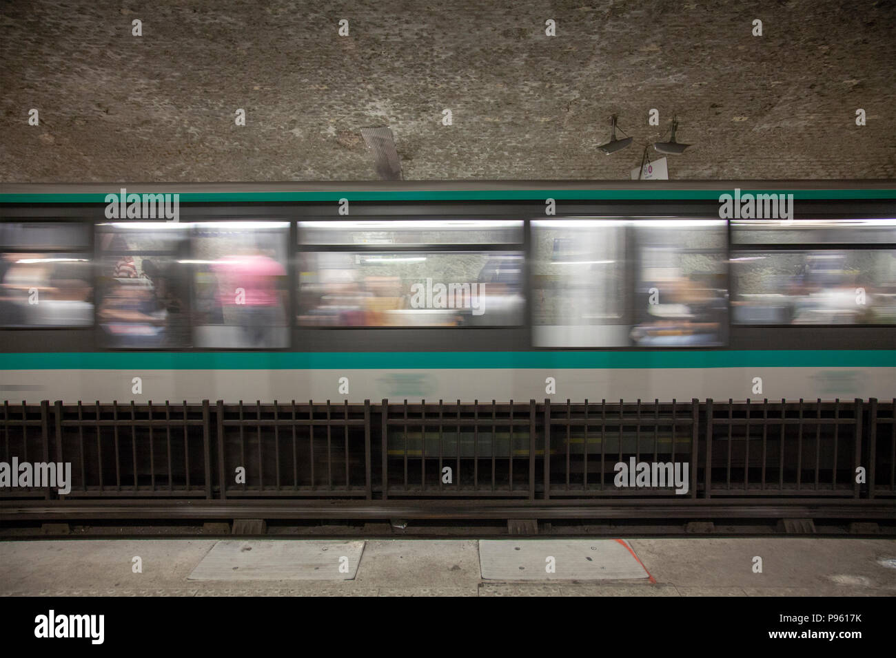 Verschieben von U-Bahn am Bahnhof Chatelet in Paris, Frankreich Stockfoto