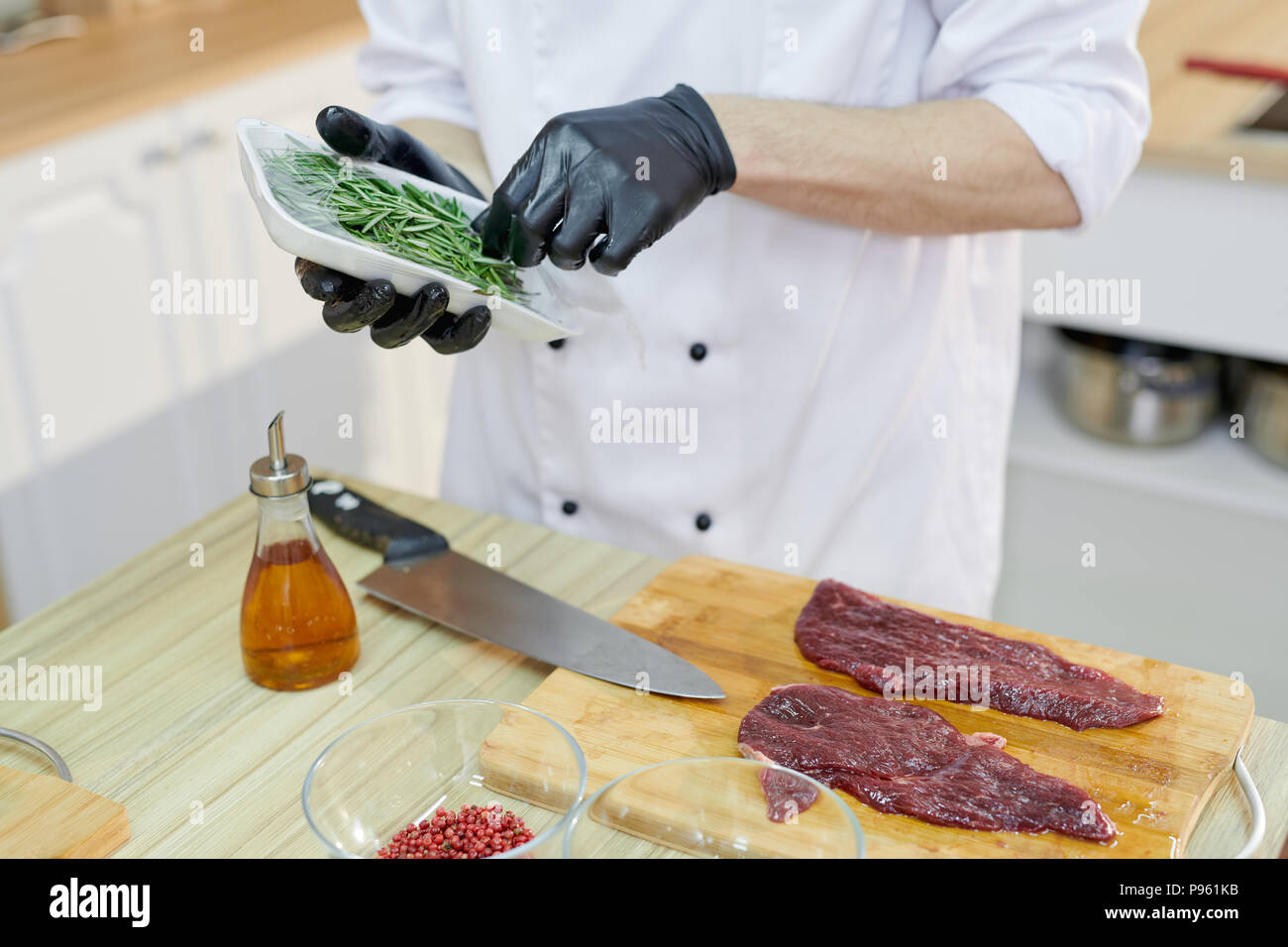 Chef Cooking Steak Stockfoto