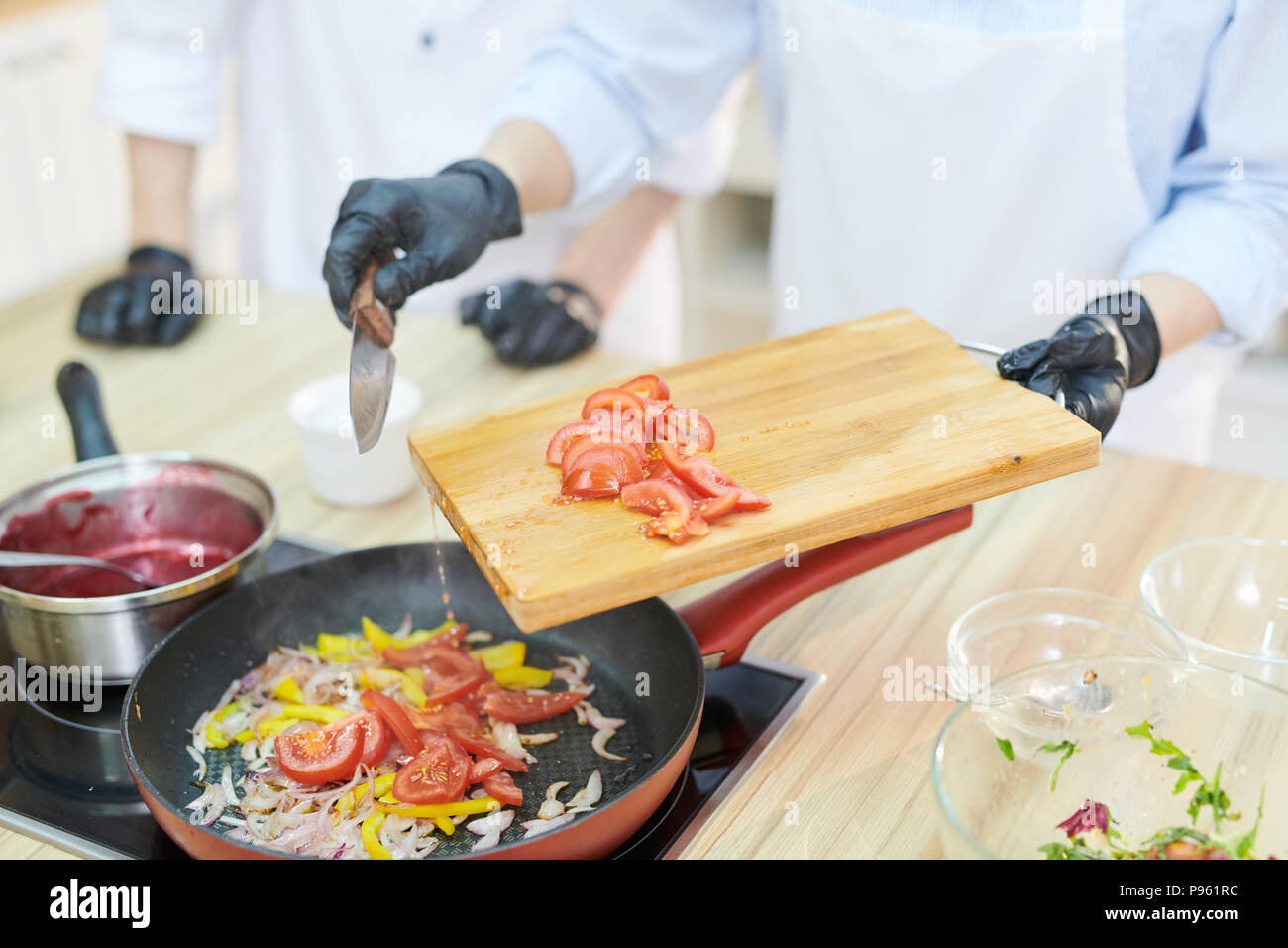 Nicht erkennbare Küchenchef kochen Gemüse Stockfoto