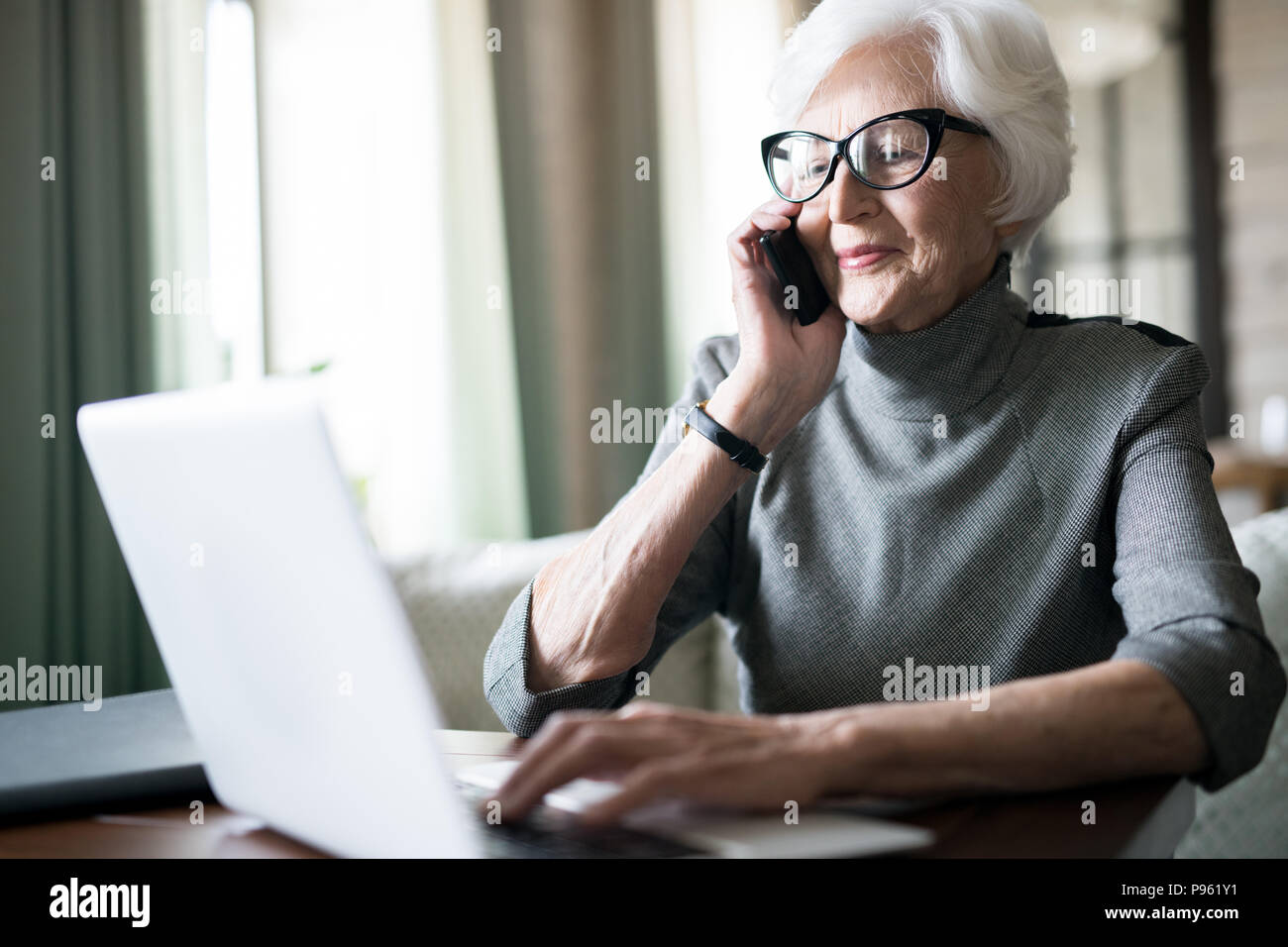 Ältere Frau ein Gespräch am Telefon Stockfoto