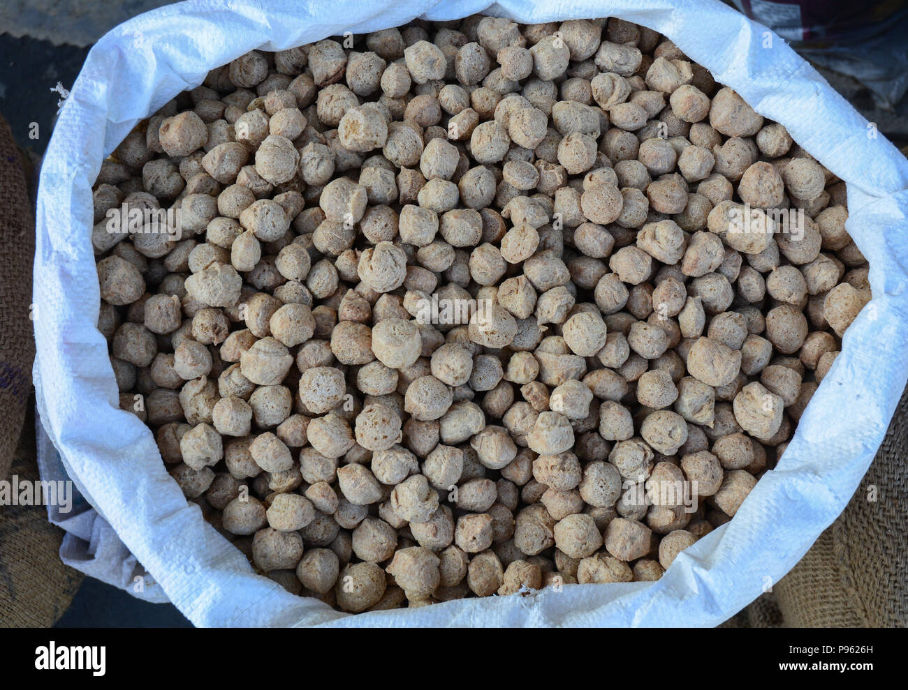 Getrocknete Lebensmittel zum Verkauf an ländlichen Markt in Kaschmir, Indien. Stockfoto