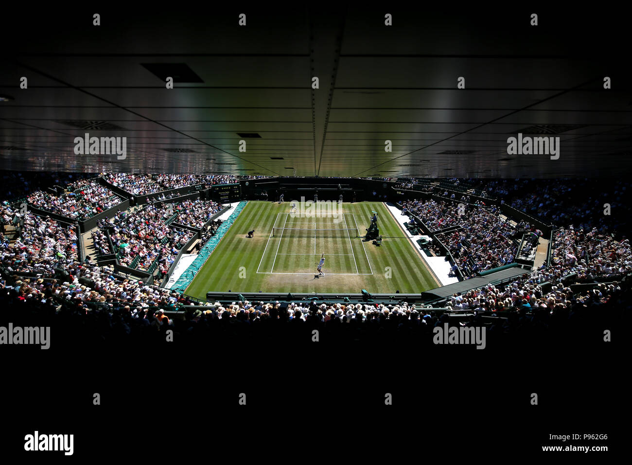 Jack Draper dient an Tag 13 der Wimbledon Championships in der All England Lawn Tennis und Croquet Club, Wimbledon. Stockfoto