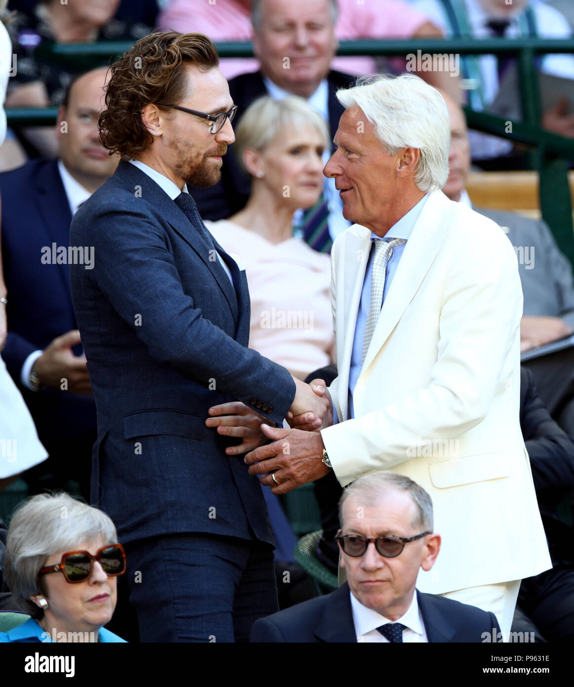 Tom Hiddleston (links) und Björn Borg in der Königsloge auf Center Court an Tag 13 der Wimbledon Championships in der All England Lawn Tennis und Croquet Club, Wimbledon. Stockfoto