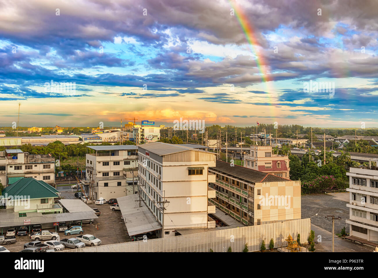 Chachoengsao, Thailand - 22.November 2017: Regenbogen über der Stadt Chachoengsao, in Zentralthailand, östlich von Bangkok. Es ist eine landwirtschaftliche Hub cen Stockfoto