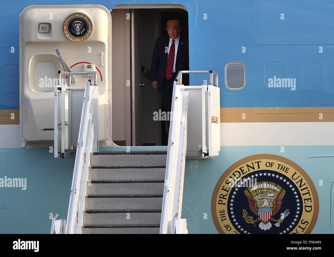 US-Präsident Donald Trump kommt auf Air Force One auf dem Flughafen Prestwick, Ayrshire, en Route für Turnberry, wo sie erwartet werden über das Wochenende zu bleiben. Stockfoto