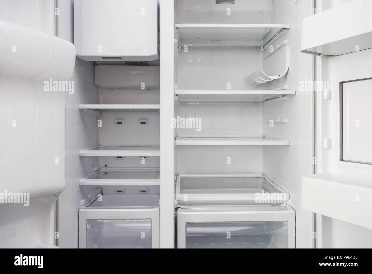Weiße offene leeren Kühlschrank. Gewicht-Verlust-Diät-Konzept. Stockfoto