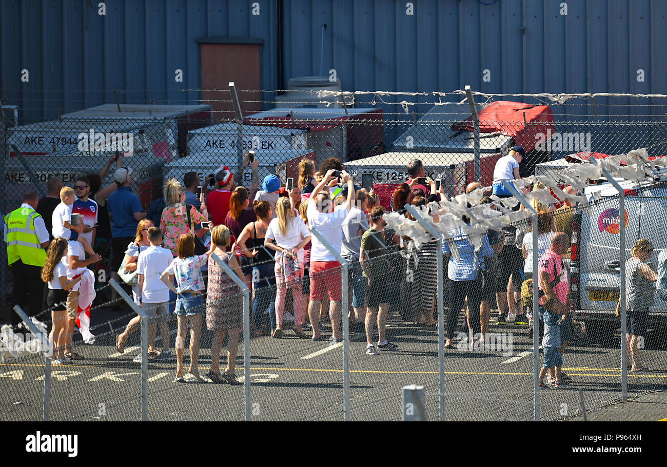 Fans erwarten die Ankunft der englischen Mannschaft am Flughafen Birmingham als England Gruppe Rückkehr nach Großbritannien. Stockfoto