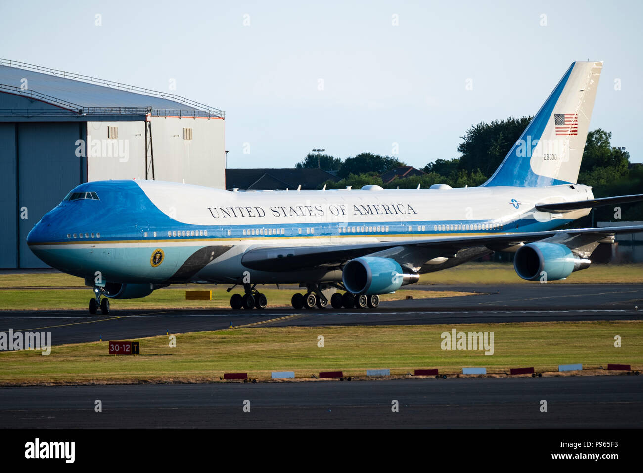 Flughafen Prestwick, Schottland, Großbritannien. 13. Juli, 2018. Präsident Donald Trump kommt auf Air Force One auf dem Flughafen Prestwick, Ayrshire vor einem Wochenende an Stockfoto