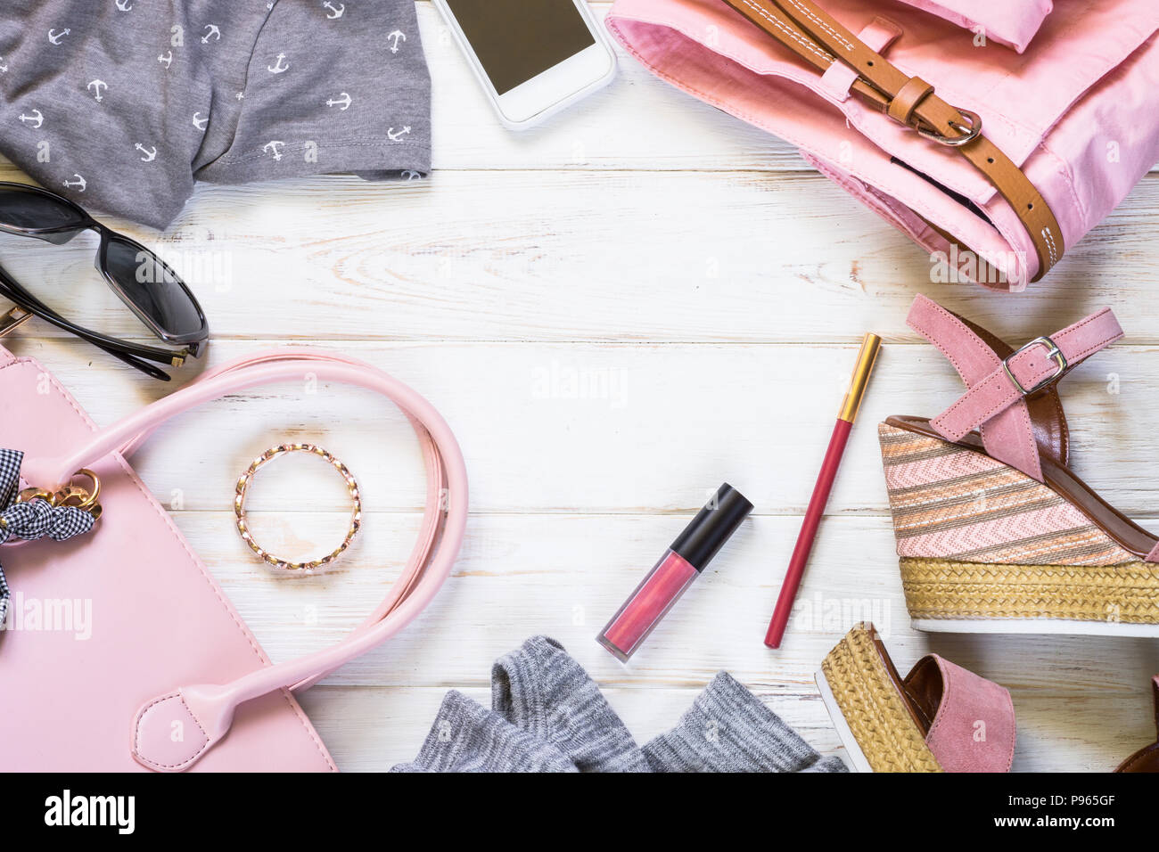 Frau Kleidung und Accessoires in rosa und grauen Farben - top, hose, Kleid,  Schuhe, Sonnenbrille und Lippenstift auf weißem Hintergrund. Mode Schönheit  backgr Stockfotografie - Alamy