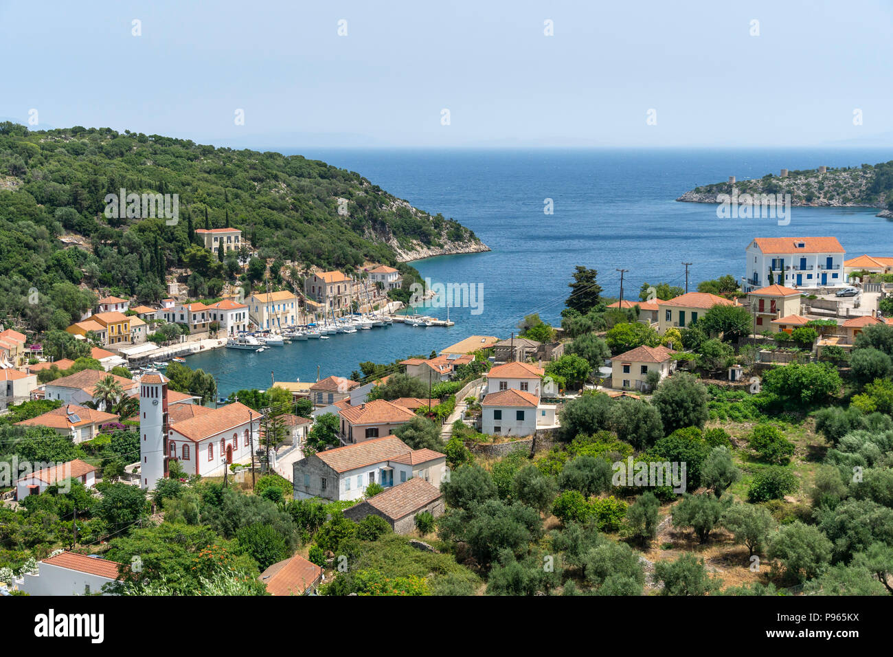 Mit Blick auf das Dorf und den Hafen von Kioni auf der nordöstlichen Seite der Insel Ithaka, Ionische Meer, Griechenland Stockfoto