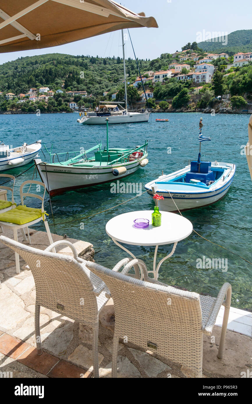 Blick über den Hafen im Dorf Kioni auf der nordöstlichen Seite der Insel Ithaka, Ionische Meer, Griechenland Stockfoto