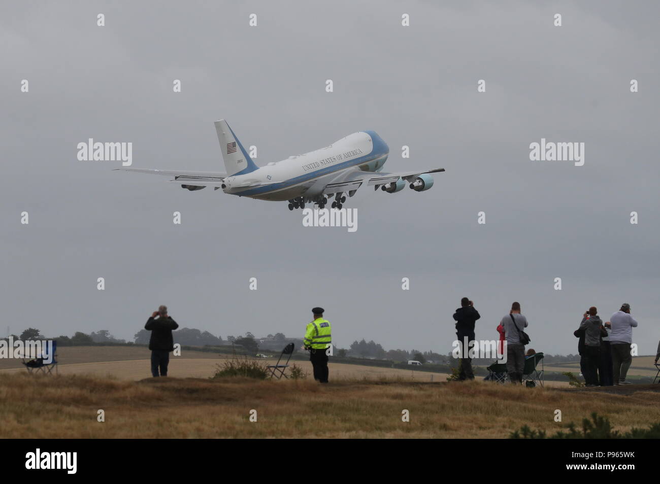 Air Force One startet vom Flughafen Prestwick, Ayrshire, als US-Präsident Donald Trump und seine Frau Melania Großbritannien verlassen, nachdem das Wochenende im Trump Turnberry Resort, für Finnland, wo der Präsident der USA Gespräche mit russischen Führers Wladimir Putin in Helsinki halten wird gebunden, folgenden Sitzungen mit Theresa May und die Königin in einem Wirbelwind Tour, die vor dem Hintergrund der Massenproteste gegen seine Politik in Großbritannien nahm. Stockfoto