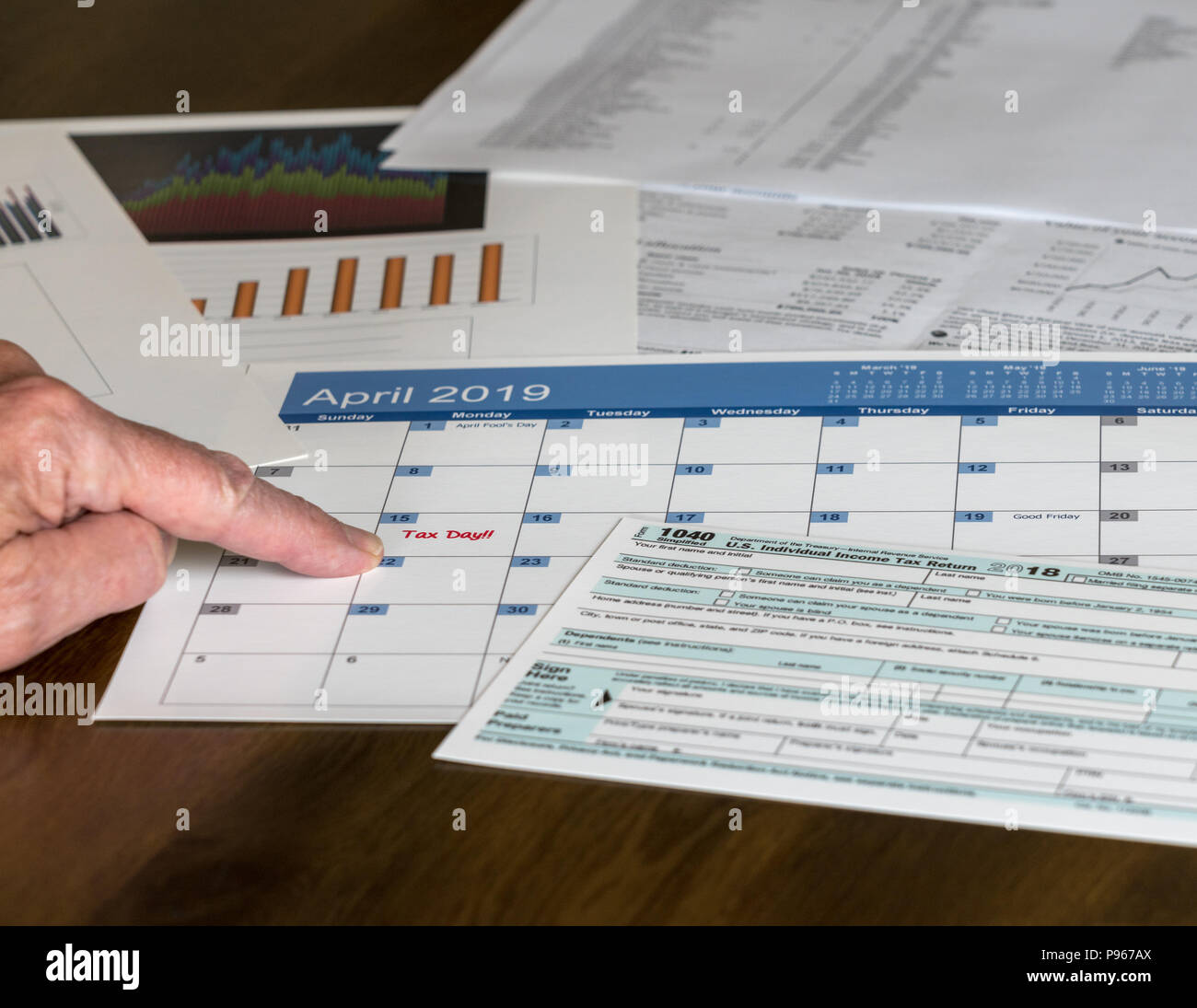 Form 1040 Vereinfachte ermöglicht die Einreichung von Steuern auf Postkarte Stockfoto