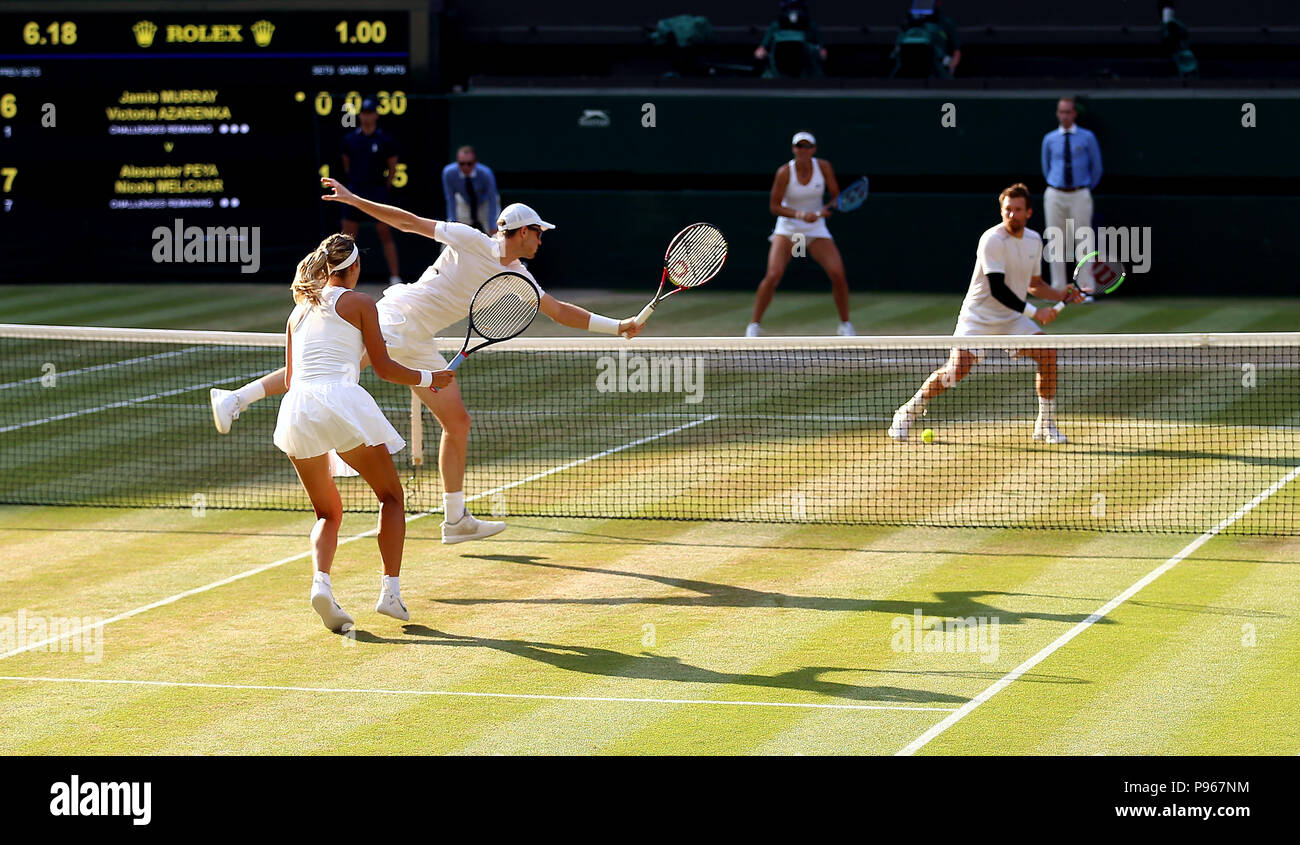 Jamie Murray (Mitte) und Victoria Azarenka (rechts) während der Doppelspiele am dreizehnten Tag der Wimbledon-Meisterschaften im All England Lawn Tennis and Croquet Club, Wimbledon. DRÜCKEN SIE VERBANDSFOTO. Bilddatum: Sonntag, 15. Juli 2018. Siehe PA Geschichte TENNIS Wimbledon. Bildnachweis sollte lauten: Nigel French/PA Wire. Stockfoto