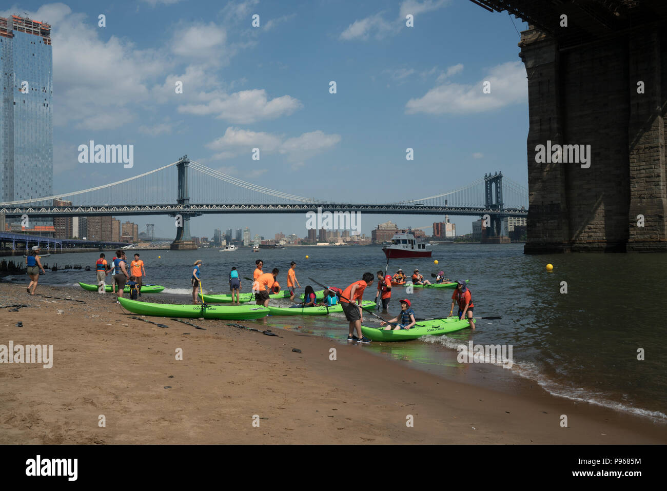 Auf die Stadt des Wassers Tag, Juli 14, 2018, New York City's Wirtschaftsförderungsgesellschaft öffnete die natürlichen Strand unter der Brooklyn Bridge für Kajak Stockfoto