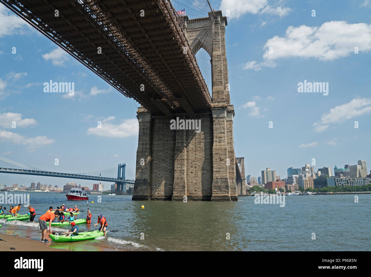 Auf die Stadt des Wassers Tag, Juli 14, 2018, New York City's Wirtschaftsförderungsgesellschaft öffnete die natürlichen Strand unter der Brooklyn Bridge für Kajak Stockfoto