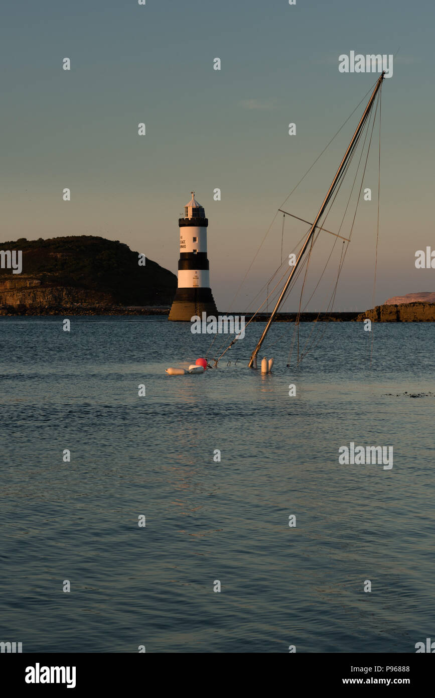 Yacht an Penmon Leuchtturm versenkt, Anglesey Stockfoto