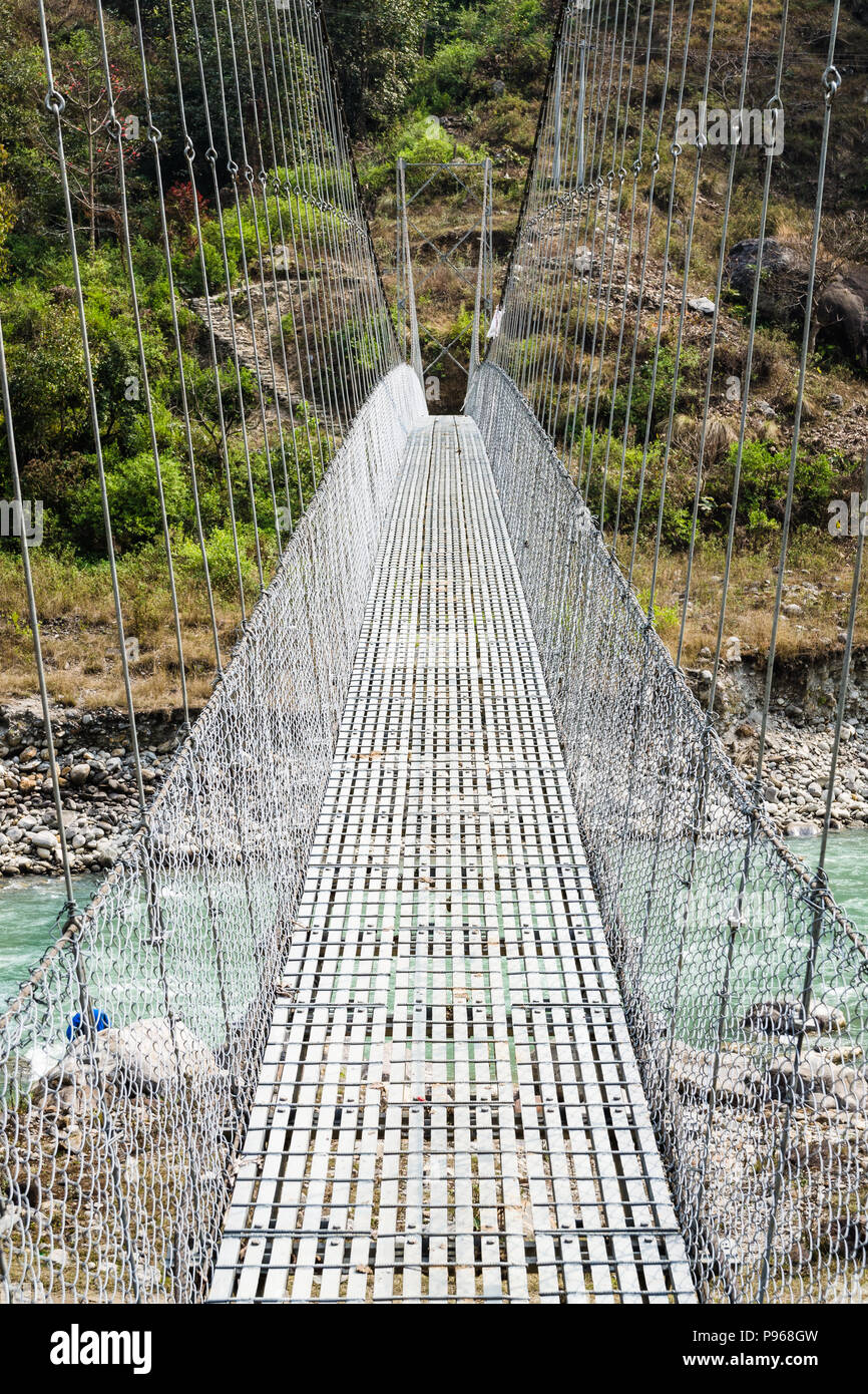 Hängebrücke in der Nähe von Chamje, Annapurna Circuit, Nepal Stockfoto