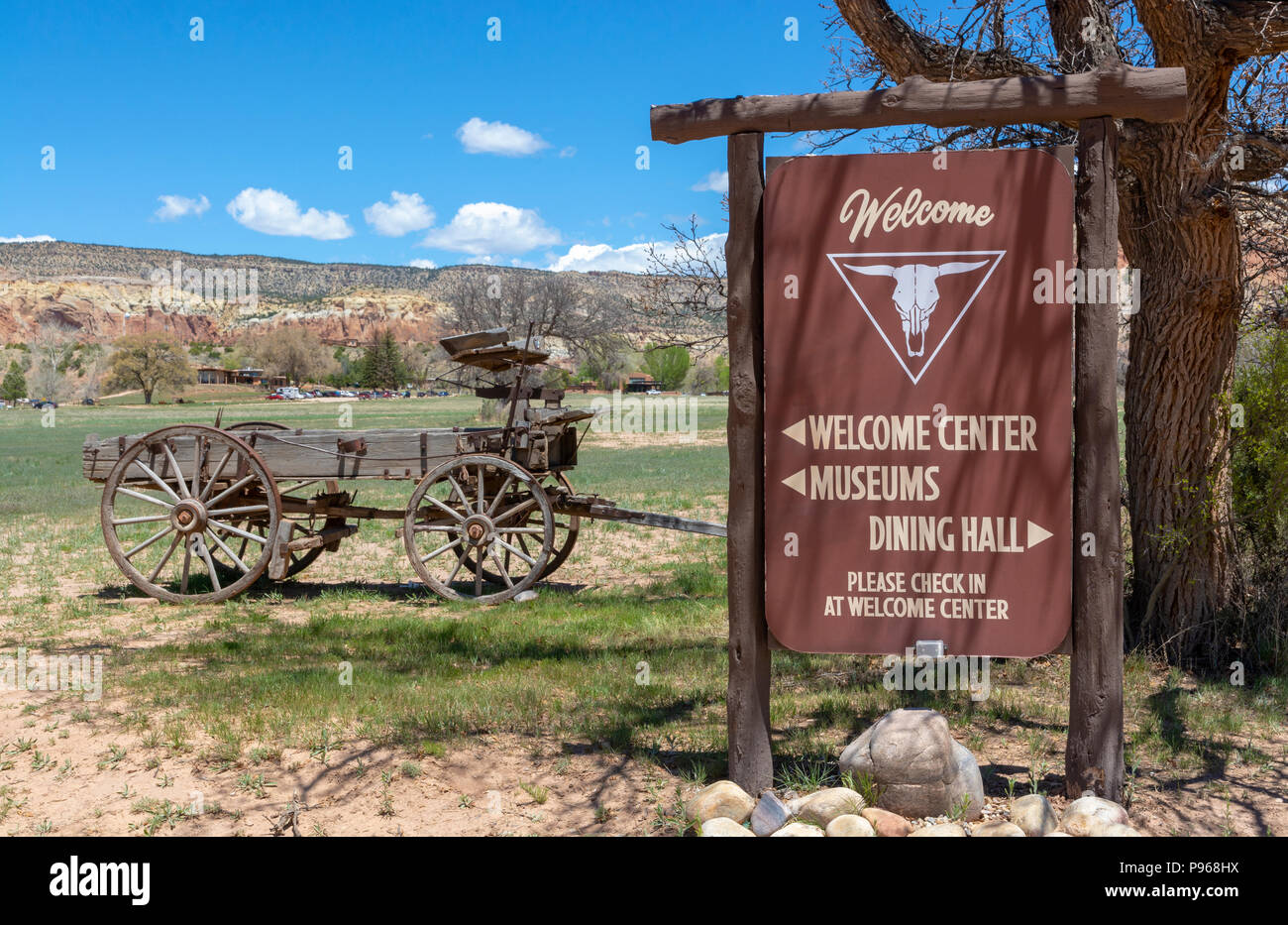 New York, Rio Arriba County, Ghost Ranch, welcome Sign, Alten hölzernen Wagen Stockfoto