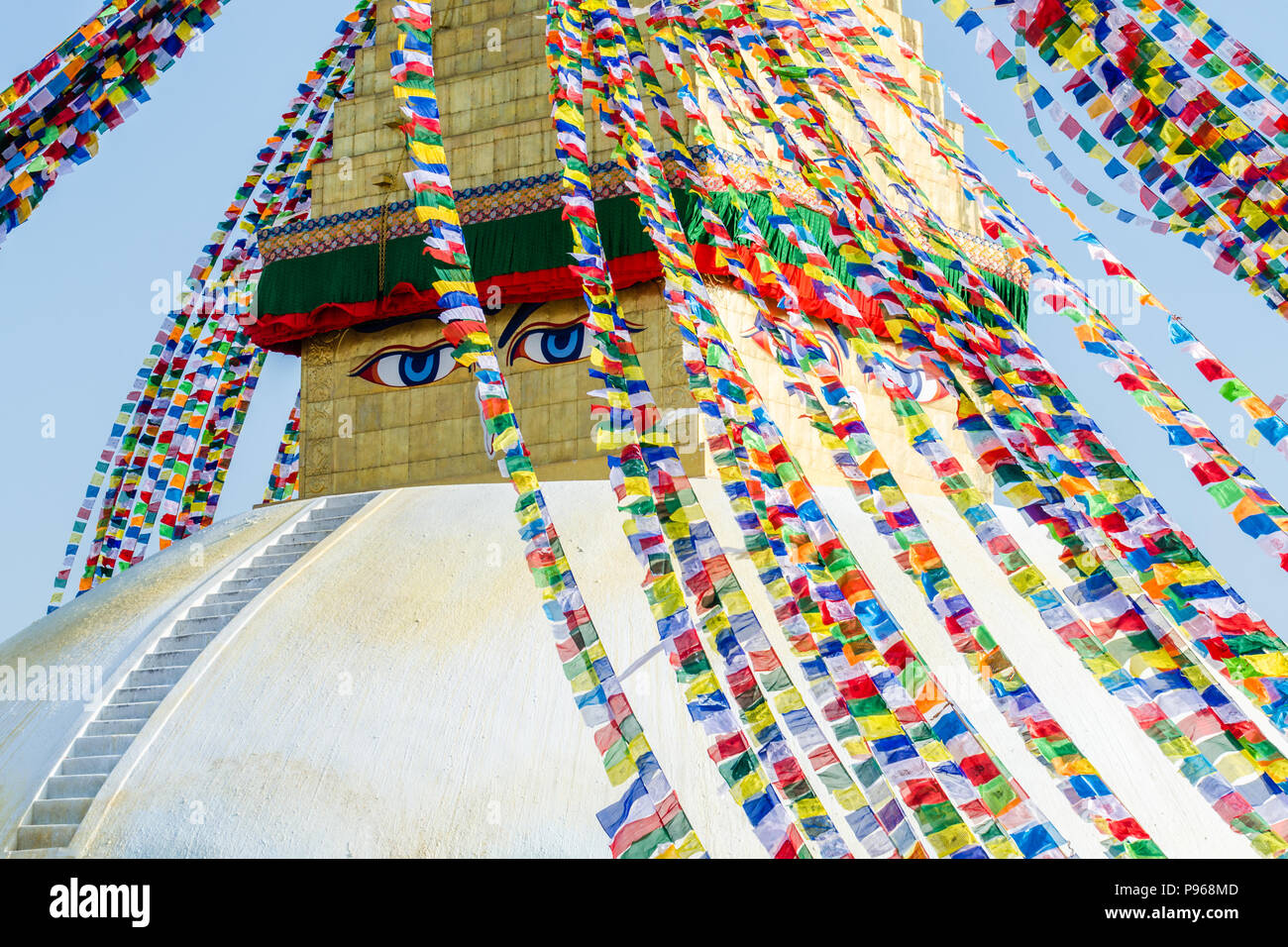 Nahaufnahme von Buddha-Augen, weißen Stupa und den Gebetsfahnen in Boudhanath oder Buddha Stupa Stockfoto