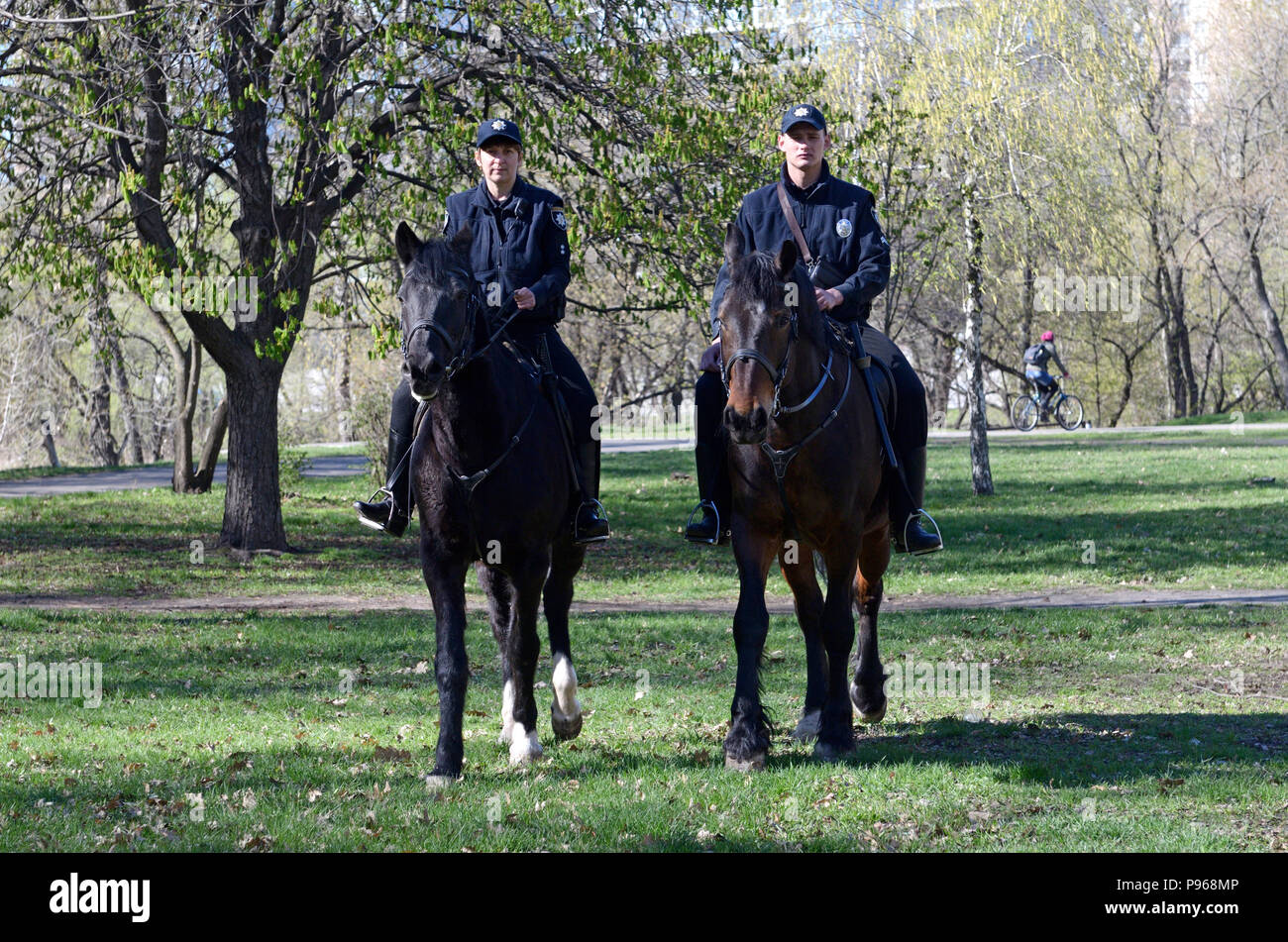 Patrol der berittenen Polizei Ordnung im Park. Juni 12, 2018. Kiew, Ukraine Stockfoto