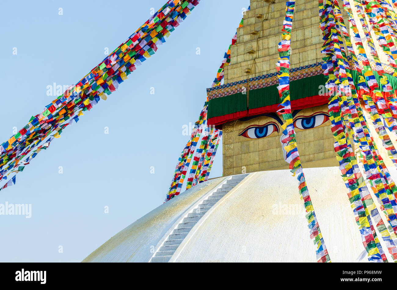 Nahaufnahme von Buddha-Augen, weißen Stupa und den Gebetsfahnen in Boudhanath oder Buddha Stupa Stockfoto