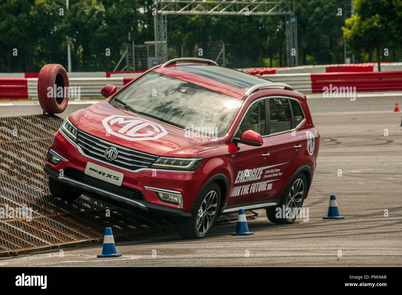 MG RX 5 auf dem Roewe RX 5 und für den Export in den Südamerikanischen Markt an einem Hang off road Simulation nachgewiesen werden. Stockfoto
