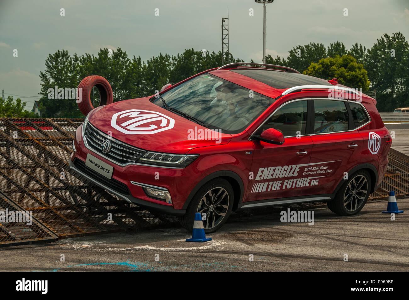 MG RX 5 auf dem Roewe RX 5 und für den Export in den Südamerikanischen Markt an einem Hang off road Simulation nachgewiesen werden. Stockfoto