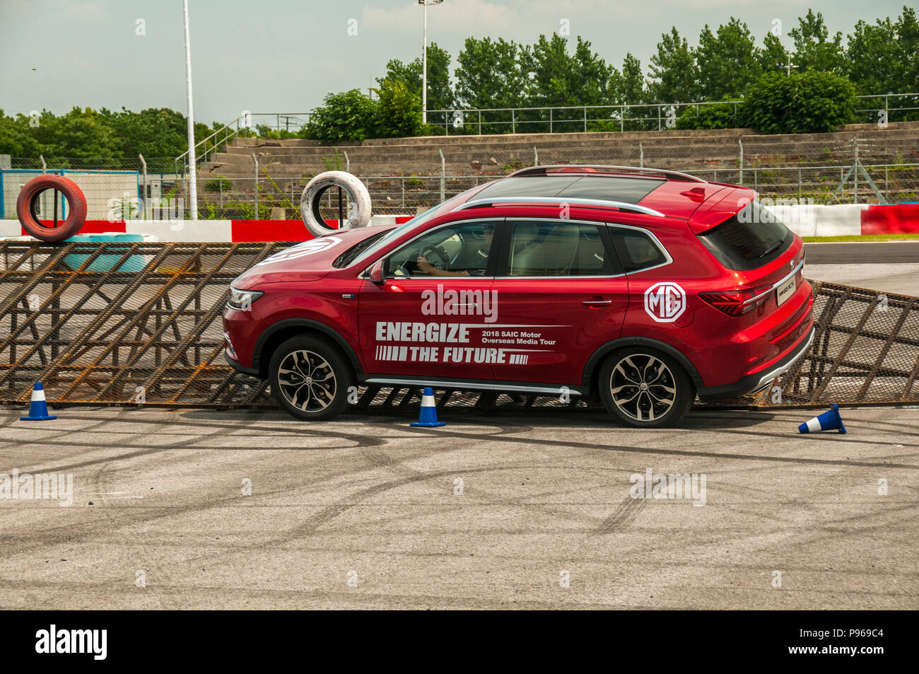 MG RX 5 auf dem Roewe RX 5 und für den Export in den Südamerikanischen Markt an einem Hang off road Simulation nachgewiesen werden. Stockfoto