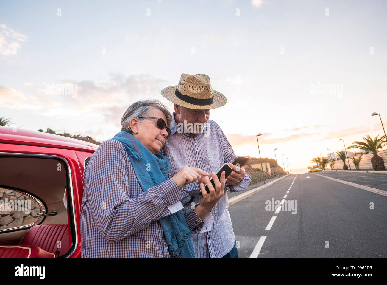 Schön kaukasischen Paar in Ferienhäuser mit Smartphones zusammen die Straße Reise Karte zu prüfen oder zu rufen und zu dem Web. Schön schöne Menschen im Alter Witz Stockfoto Schön kaukasischen Paar in Ferienhäuser mit Smartphones zusammen die Straße Reise Karte zu prüfen oder zu rufen und zu dem Web. Schön schöne Menschen im Alter Witz Stockfoto