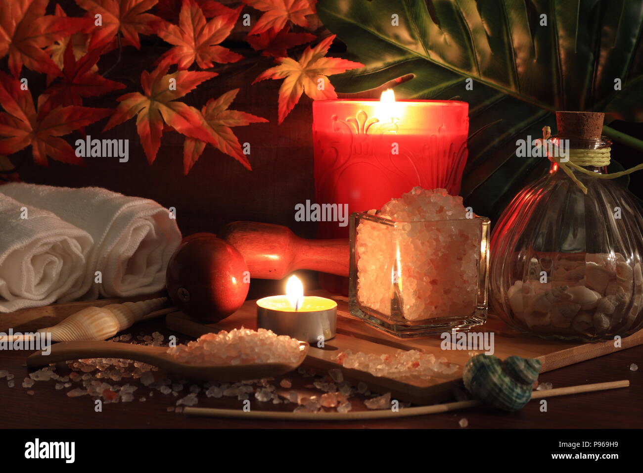 Hinayayan Salz mit weißen Handtuch auf Kerze verzieren mit natürlichen Blatt. Stockfoto