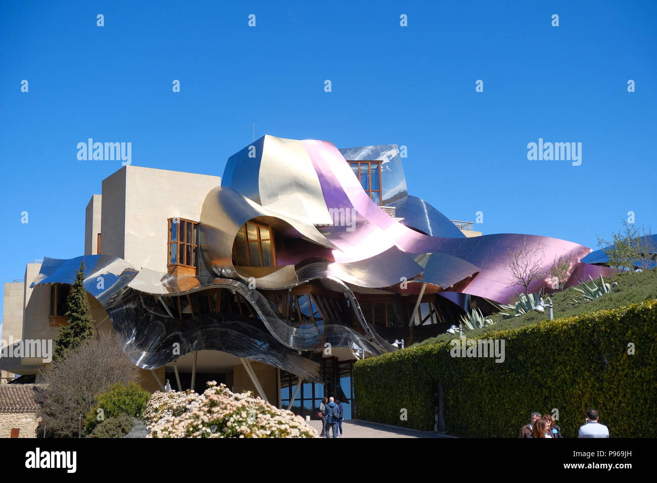 Elciego, Álava, Spanien. April 23, 2018: neue Gebäude, die von der kanadischen Architekten Frank O. Gehry, und die Häuser der Marques de Riscal Hotel, Stockfoto