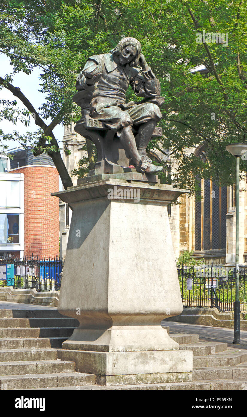 Ein Blick auf die Statue von Sir Thomas Browne, Englischen Universalgelehrten, bei Heu Hill, Norwich, Norfolk, England, Vereinigtes Königreich, Europa. Stockfoto