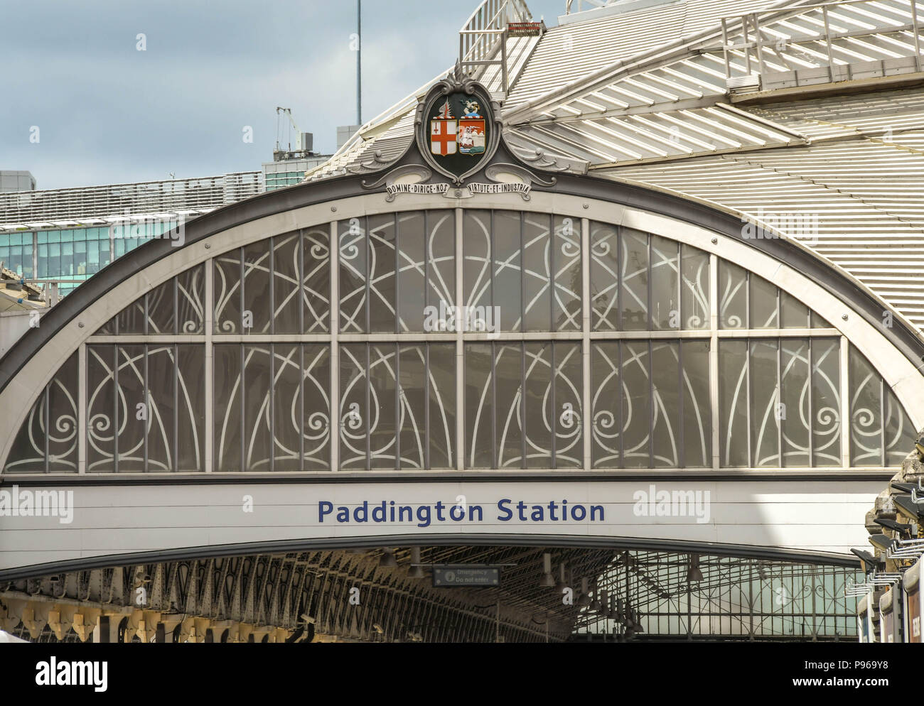 Blick vom Eingang zum Londoner Bahnhof Paddington Station, die die ursprüngliche bogenförmige Vordach Struktur und die Crest inset an der Oberseite Stockfoto