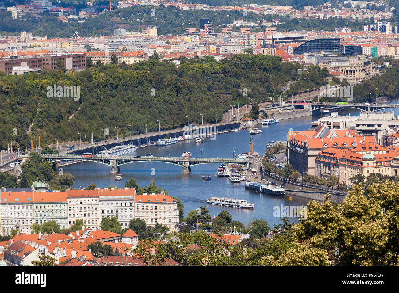 Panorama von Prag in der Nähe des Kloster Strahov, zeigt die Cechuv und Stefanikuv Brücken, helle Sonne, blauer Himmel. Stockfoto