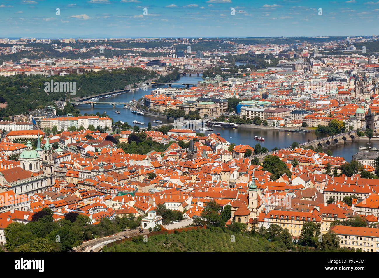 Panorama von Prag in der Nähe des Kloster Strahov, zeigen die vielen Brücken, die Karlsbrücke, beladen mit Touristen, Manesuv Brücke, Cechuv bridg Stockfoto