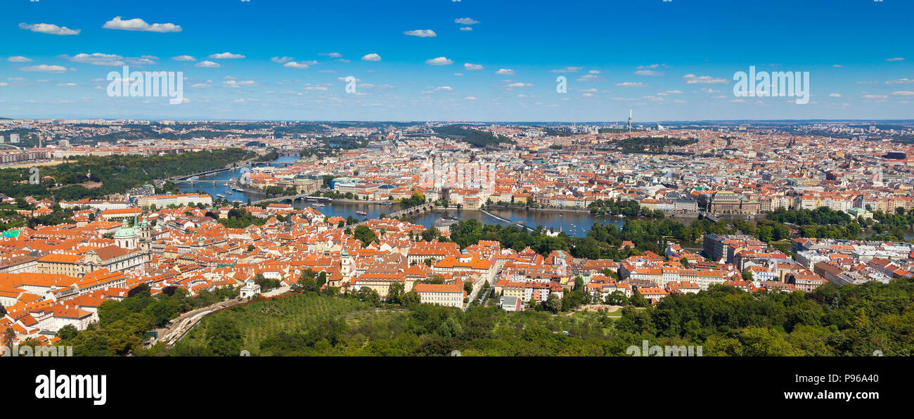 Panorama von Prag in der Nähe des Kloster Strahov, zeigen die vielen Brücken, die Karlsbrücke, beladen mit Touristen, Manesuv Brücke, Cechuv bridg Stockfoto