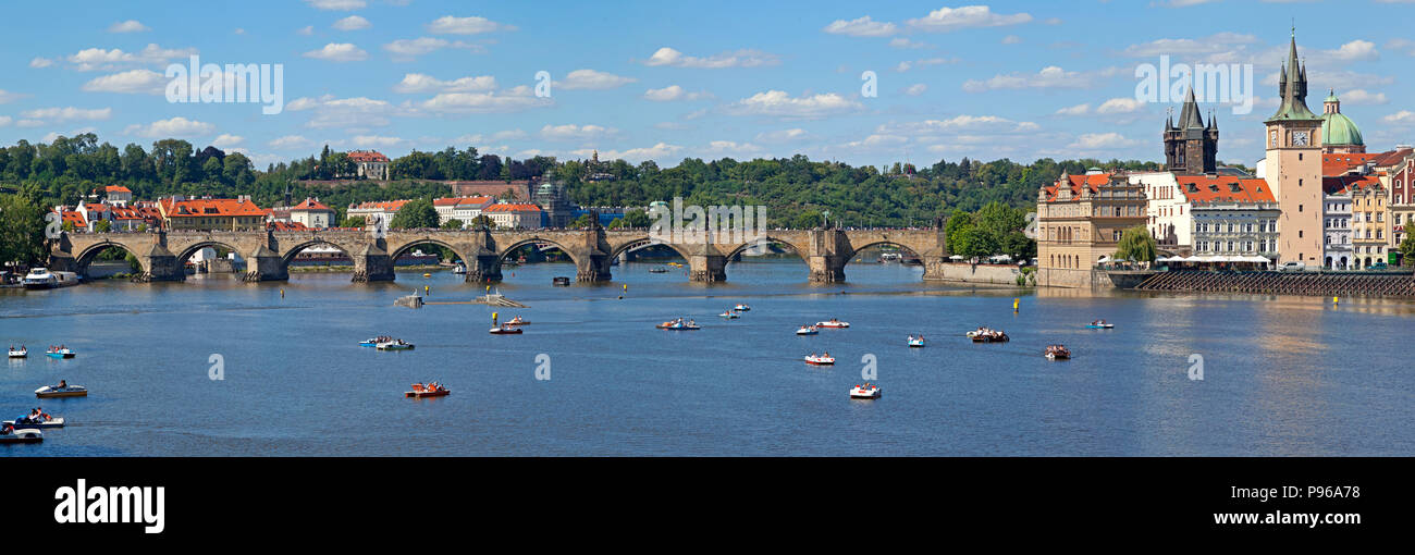 Die Karlsbrücke mit Touristen, Vlelva Fluss mit Vergnügen, Boote, Tretboote Stockfoto