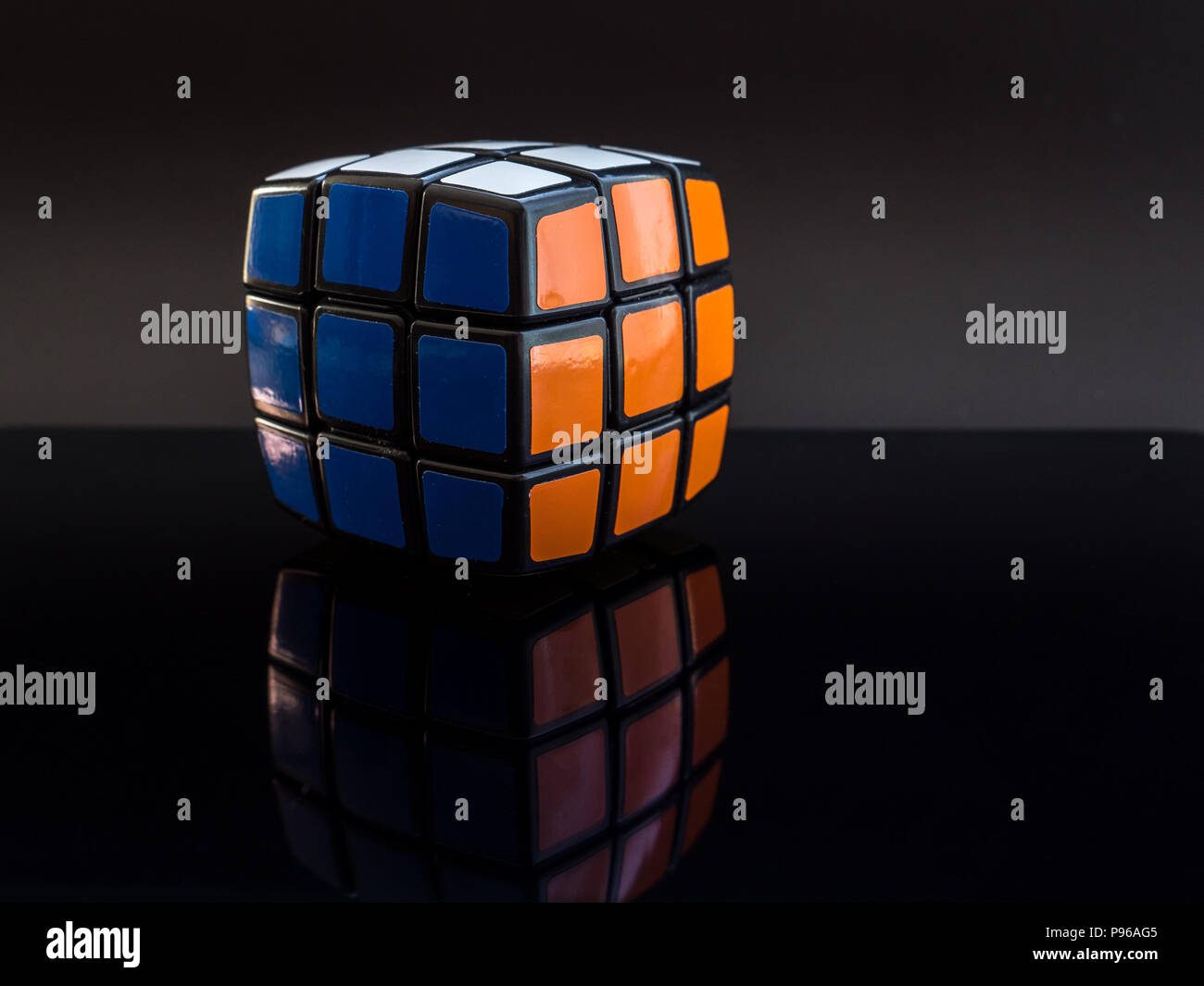 Runde Rubik's Cube auf schwarzem Hintergrund mit Reflexion Studio Light Stockfoto