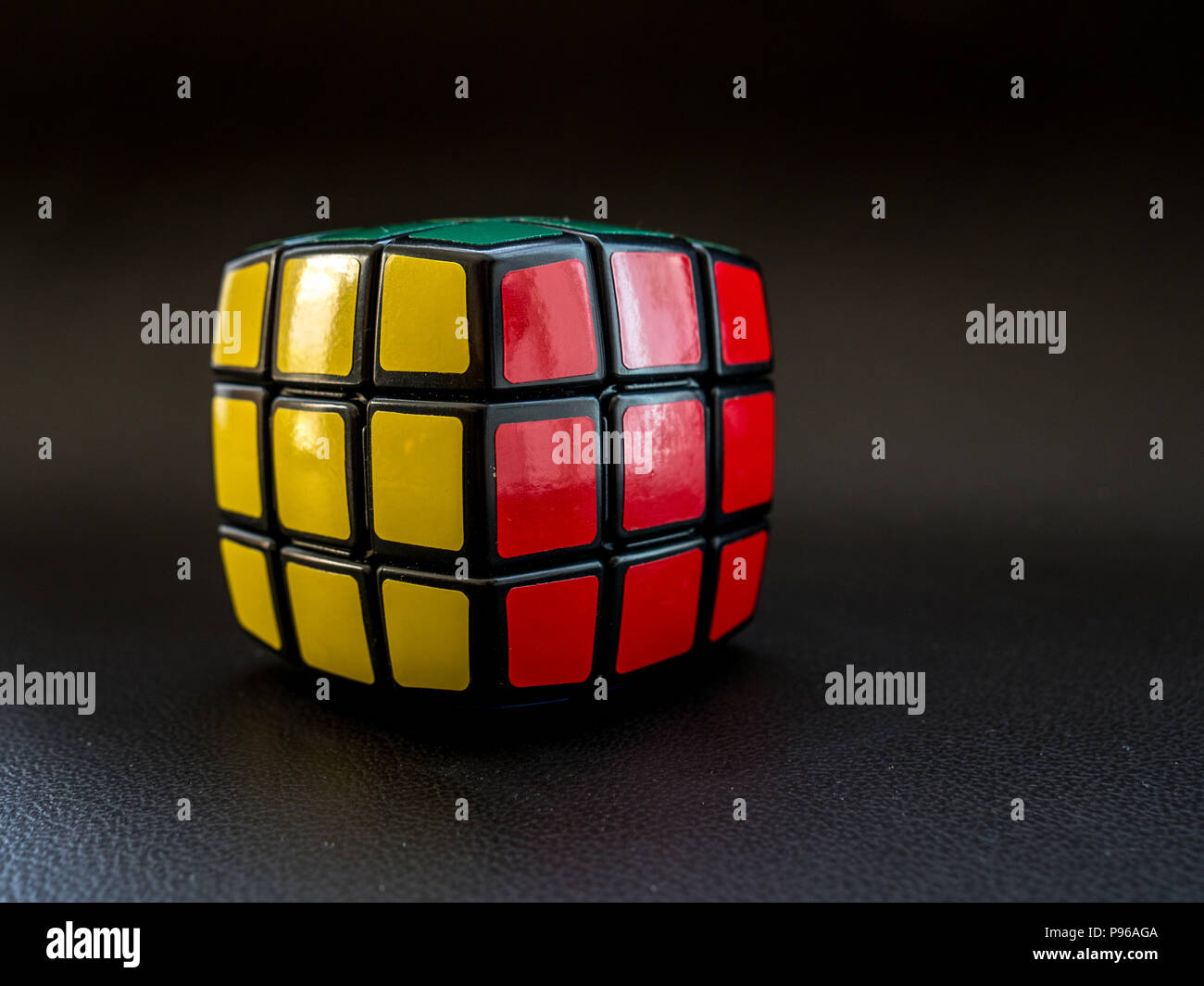 Rubik's Cube Runde bereits gelöst Studio light Leder Stockfoto