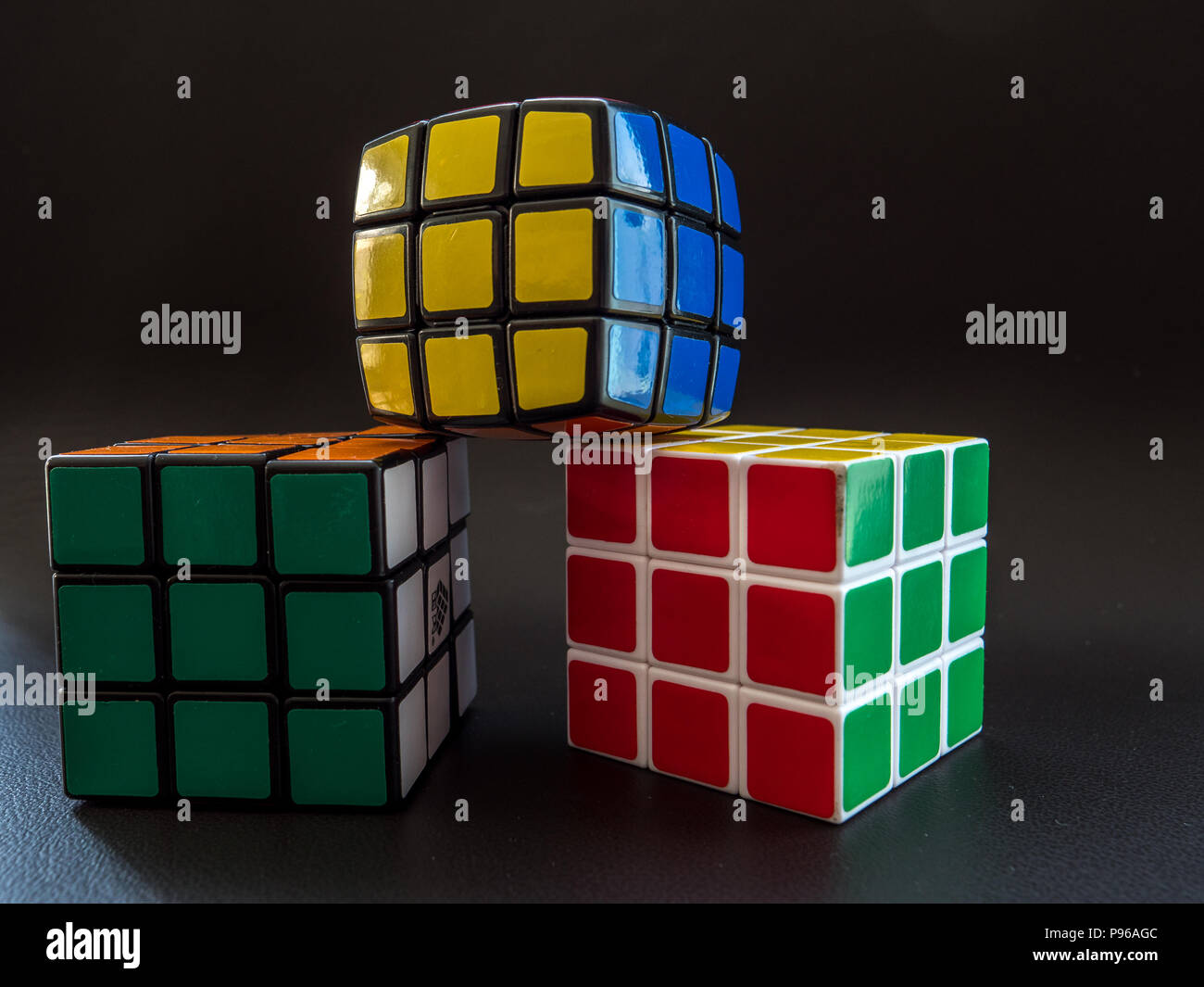 Verschiedene Arten von Rubik's Cube weiß schwarz und rund auf schwarzem Hintergrund Studio Light Stockfoto