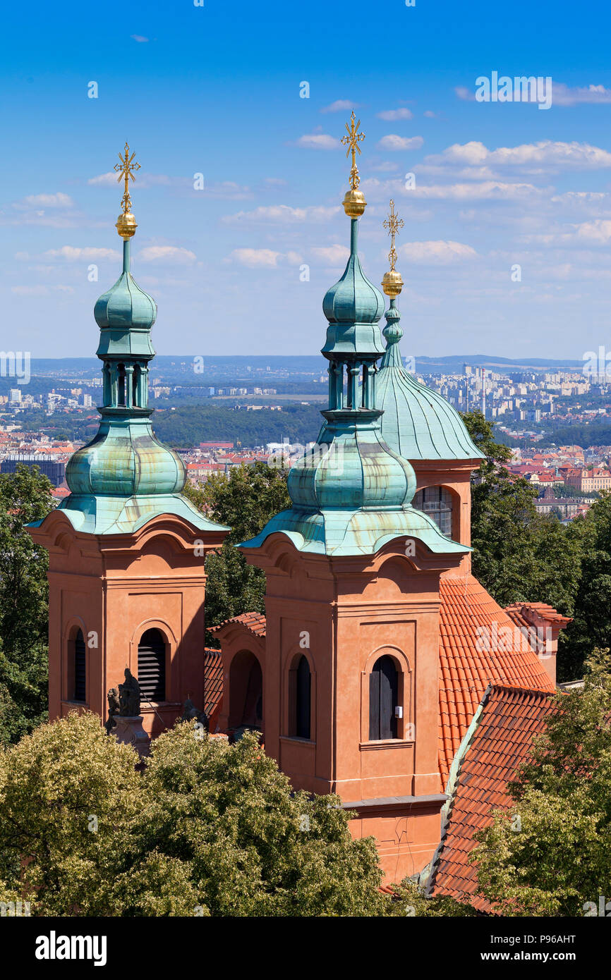 Blick auf St. Laurentius Kirche von Petrin Hügel, Prag, Tschechische Republik. Stockfoto