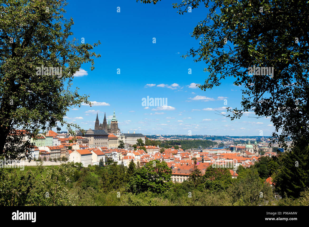 Panorama von Prag in der Nähe des Kloster Strahov, mit dem Schloss und Kathedrale, helle Sonne, blauer Himmel. Stockfoto