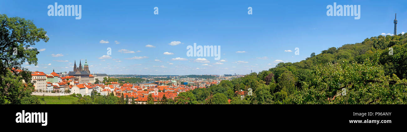 Panorama von Prag in der Nähe des Kloster Strahov, mit dem Schloss und Kathedrale mit der Petrin-turm, helle Sonne, blauen Himmel. Stockfoto